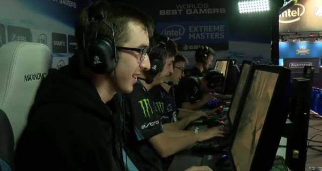 他没有沉浸 他没有沉浸